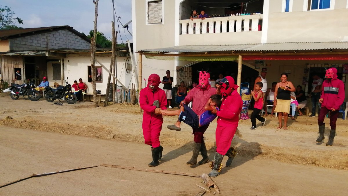 Tradición. Los diablicos recorren estos días los pueblos de la Península.