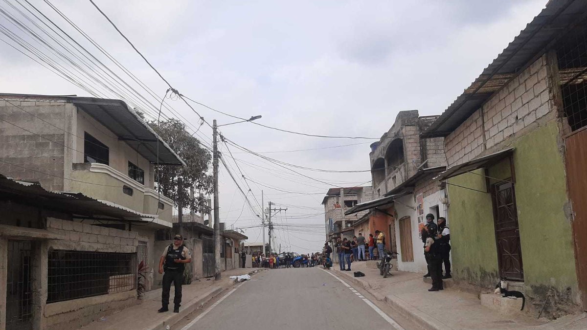 Guayaquil. La policía recorre en uno de los sectores del noroeste, donde se suscitó la tarde del jueves 22 de diciembre de 2022 un crimen.
