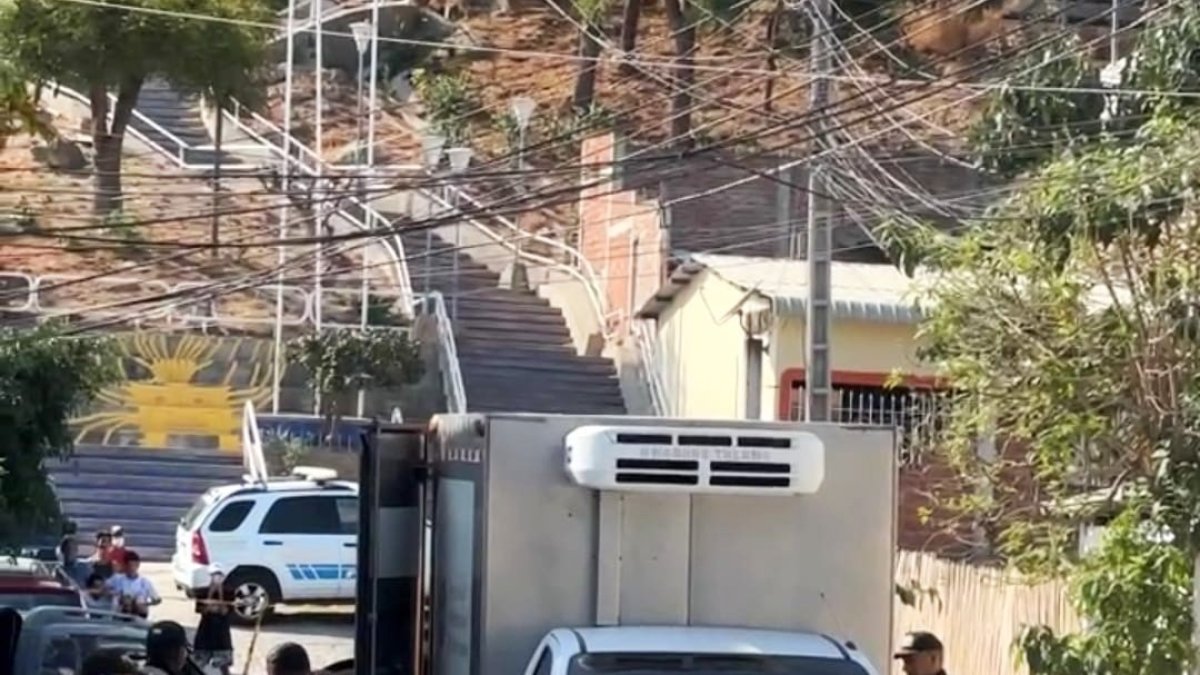 Manta. Tras arribar al lugar del ataque, la policía recoge evidencias.