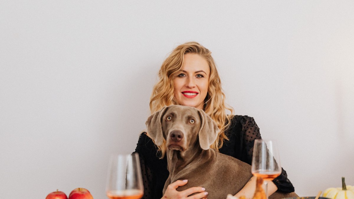 Distancia. Las mascotas son parte de las celebraciones navideñas y de fin de año. Sin  embargo, la comida que se sirve en la mesa no es apropiada para ellas y les puede causar problemas de salud.