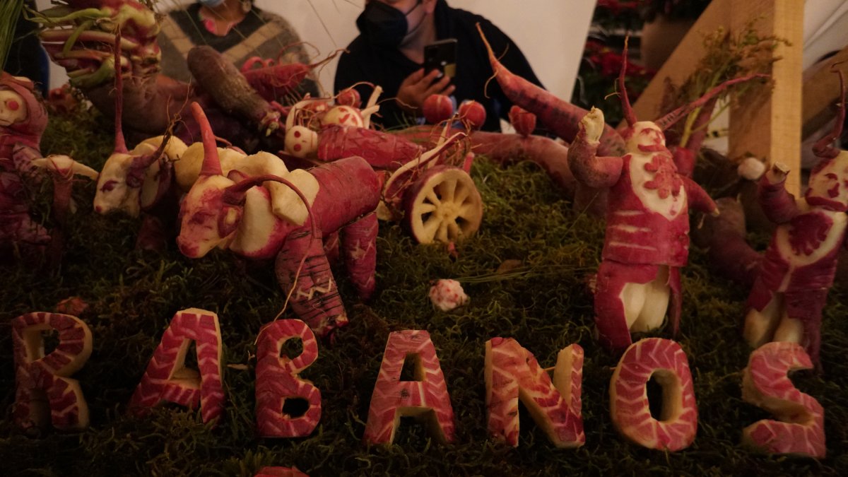Figuras., Vista de figuras elaboradas con rábanos por artesanos oaxaqueños, durante la Noche de los Rábanos en Oaxaca (México).