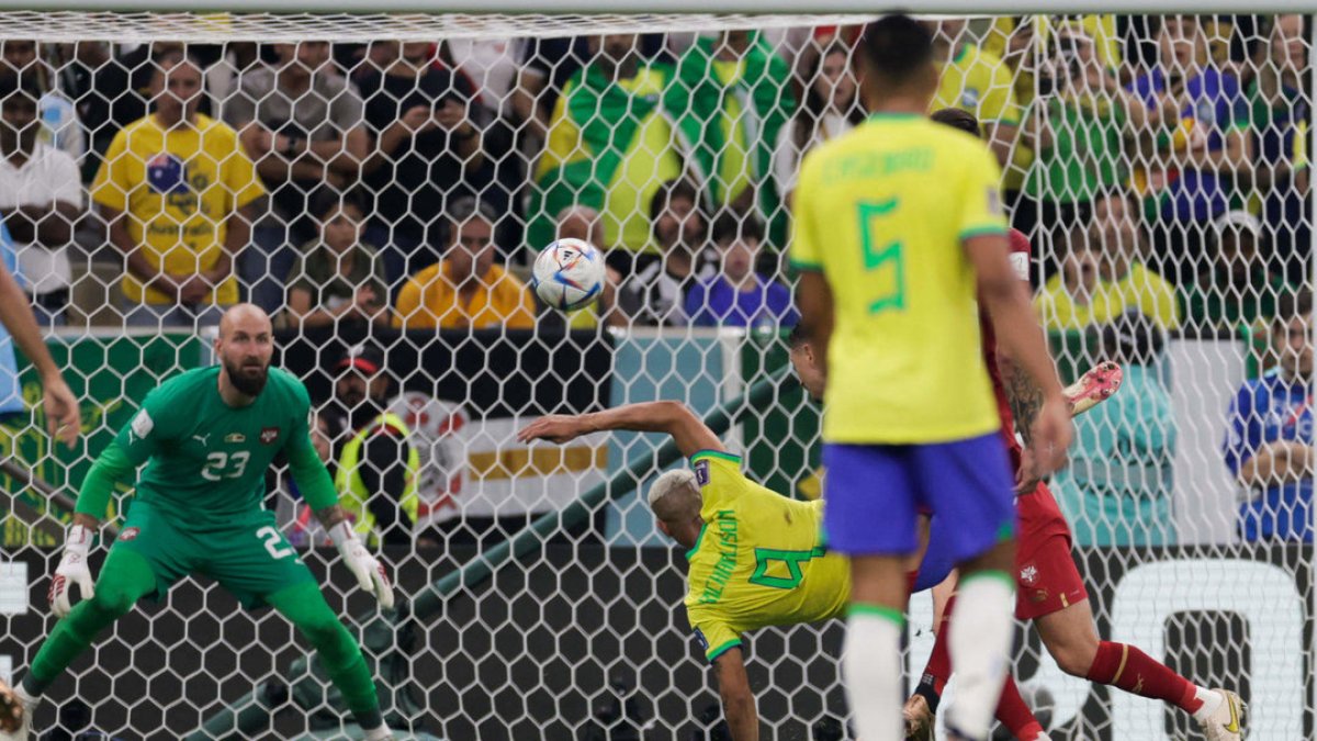 Richarlison, delantero brasileño, anota el gol de tijera ante Serbia.