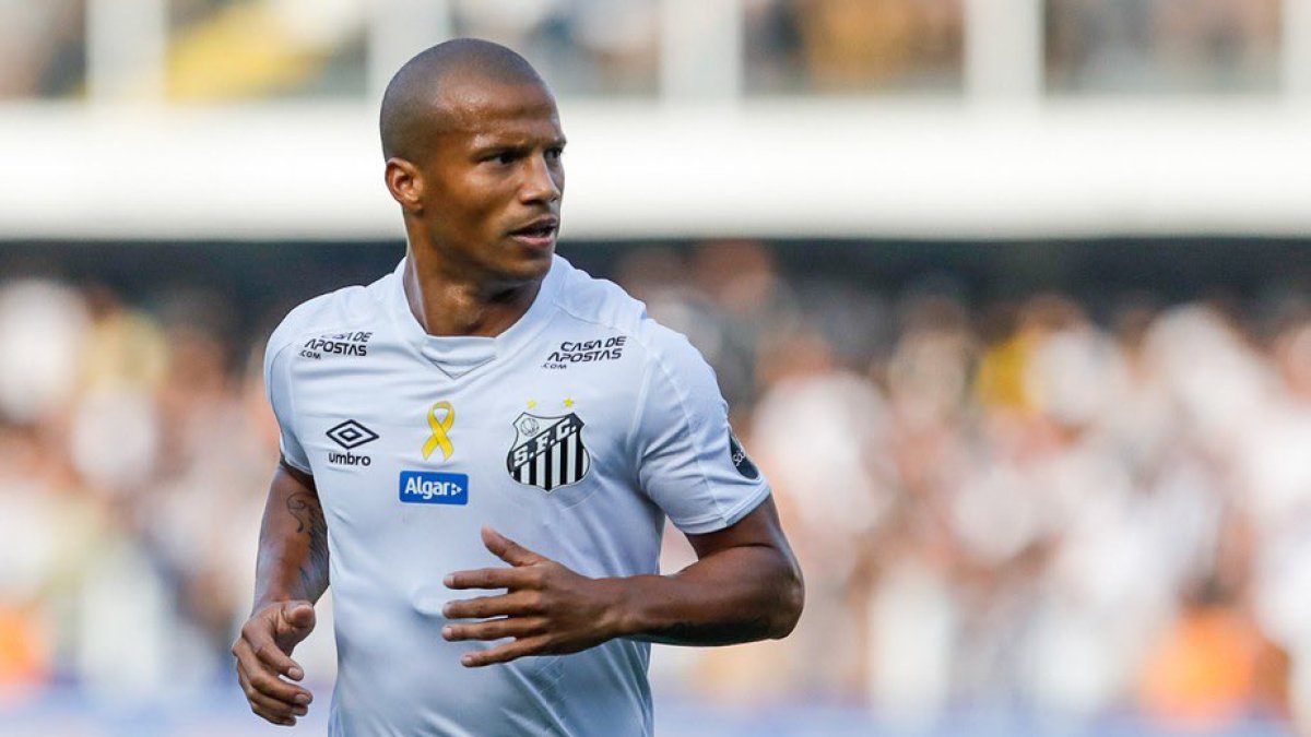 Carlos Sánchez, jugador que militó en el Santos, ahora está en Peñarol