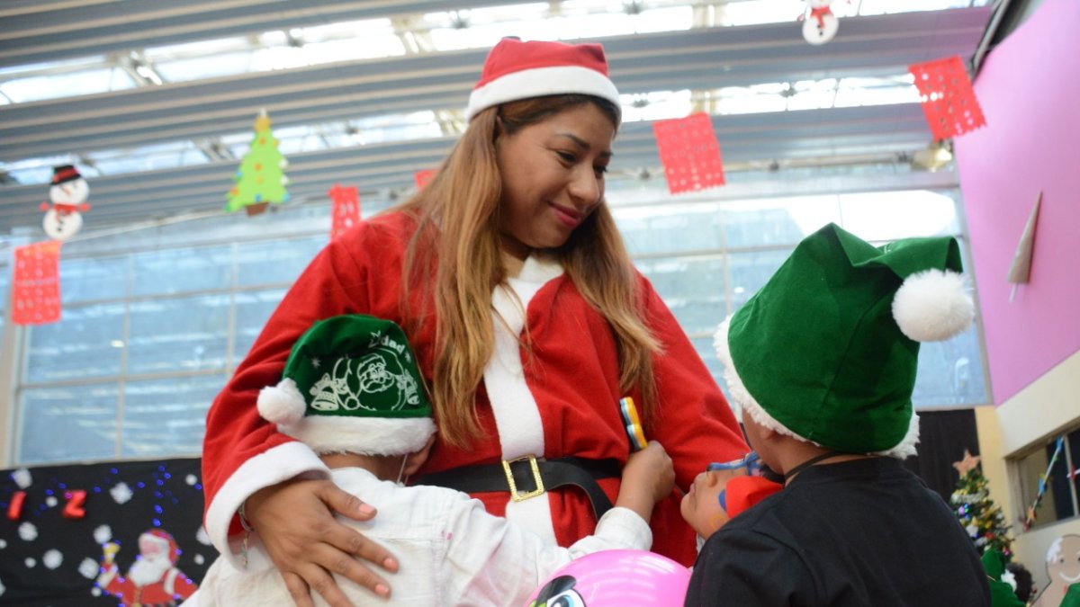 Amor. Los pequeños abrazan a una de sus ‘profes’ que es parte del CETI Hogar de Paz, ubicado en el sector de El Tejar, en el centro. Allí se reciben niños que son hijos de los vendedores del sector.