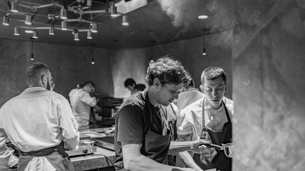 Acción. El chef chileno Rodolfo Guzmán, en una de sus recetas.