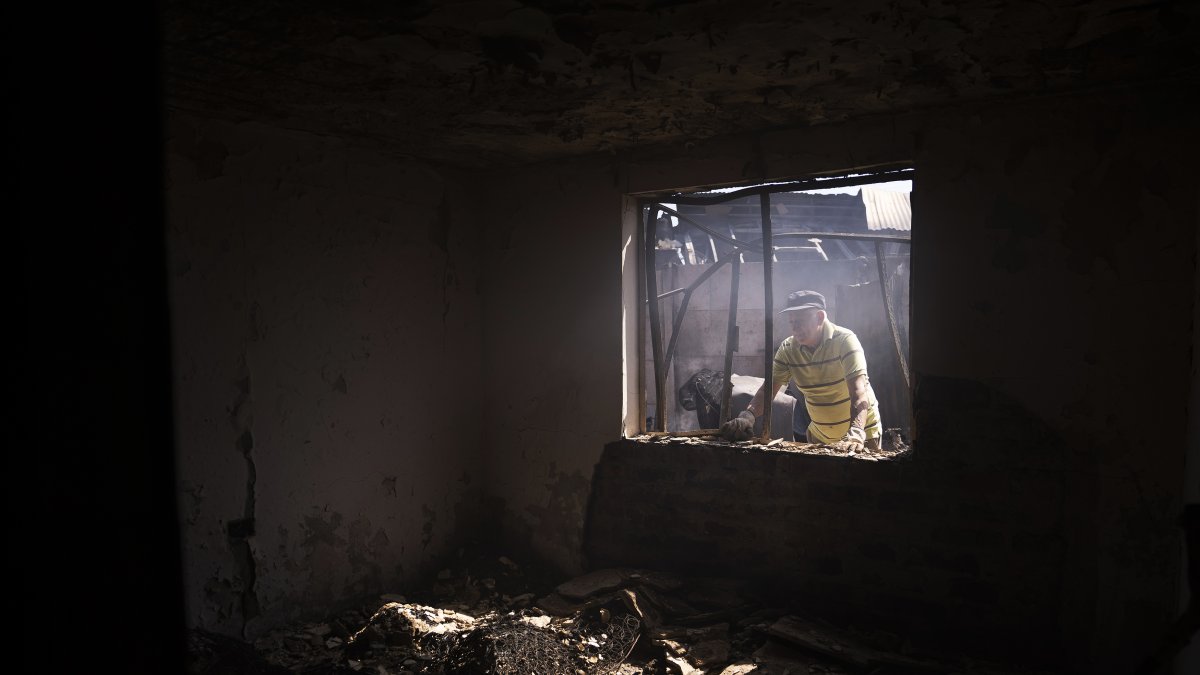 Consecuencia. Un hombre observa los escombros en su vivienda por el incendio en cerro Forestal, en Viña del Mar (Chile). 