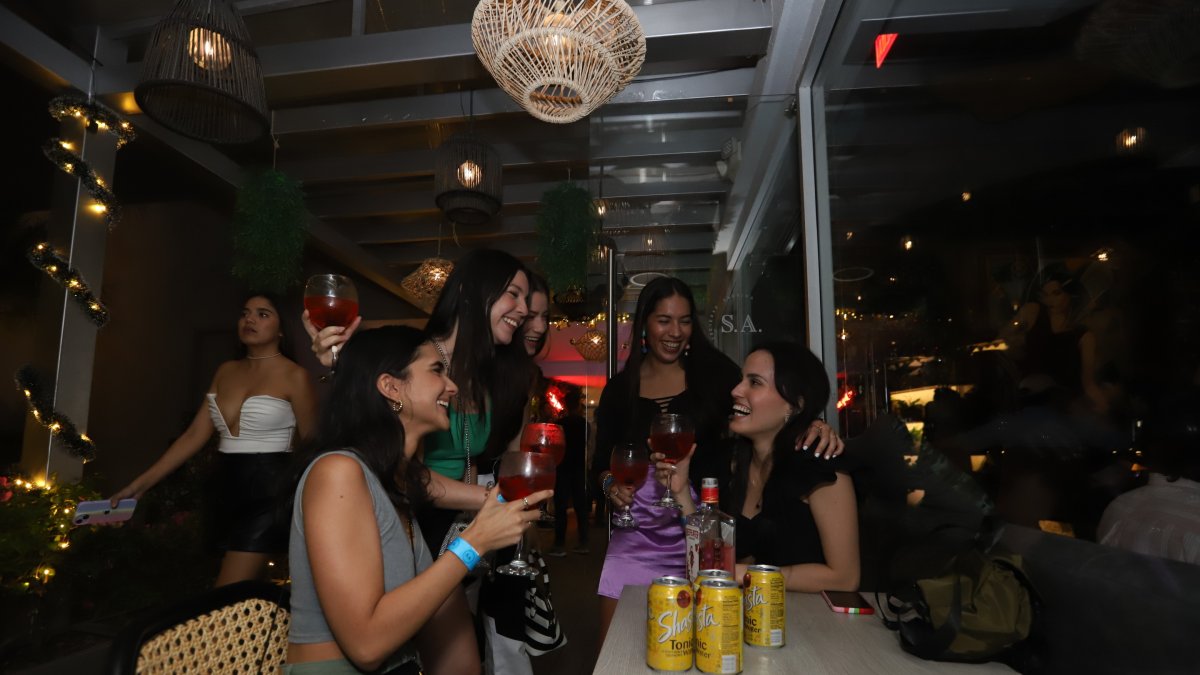 Efectos. Decenas de ciudadanos regresan a divertirse en los bares y discotecas, que ahora ven mejores días.