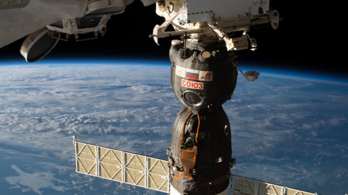 Una cápsula Soyuz atracada en la ISS
