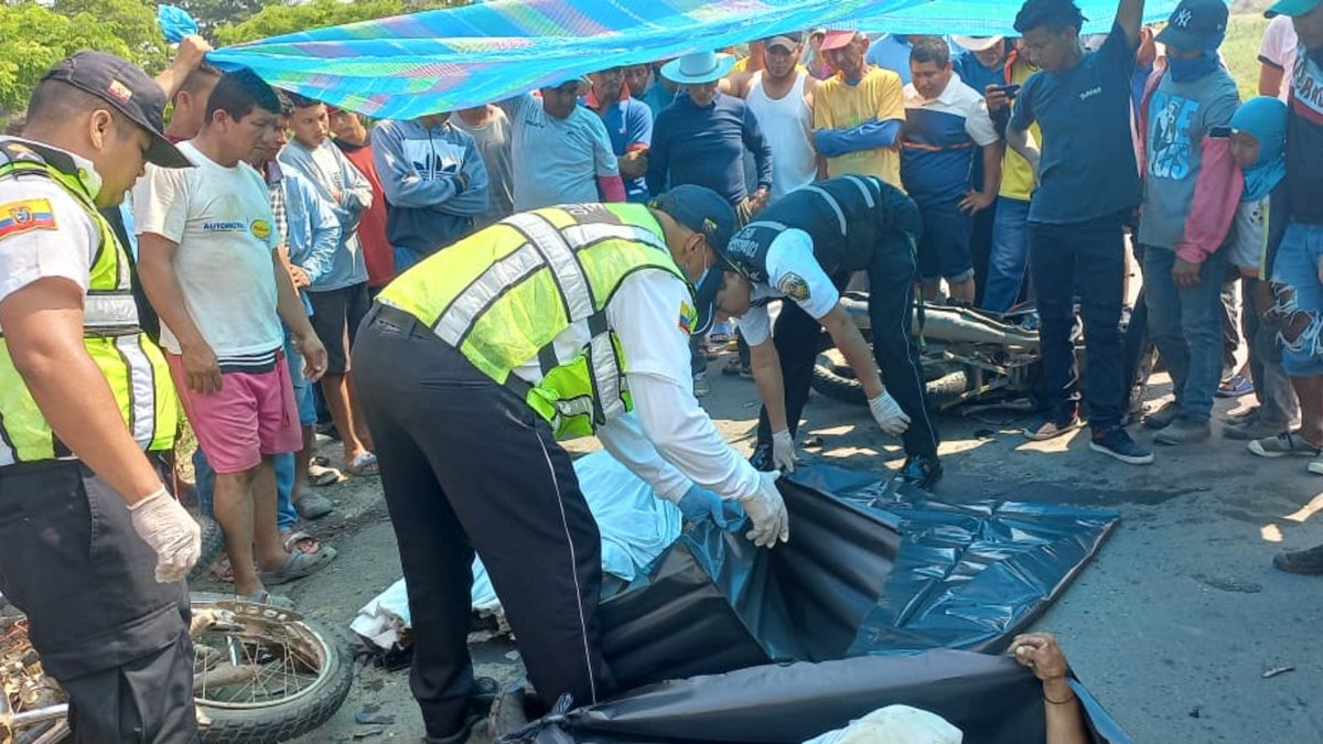 Escenario. Agentes de la Comisión de Tránsito del Ecuador llegaron hasta el lugar del accidente para acordonar la zona y realizar las pericias de ley.