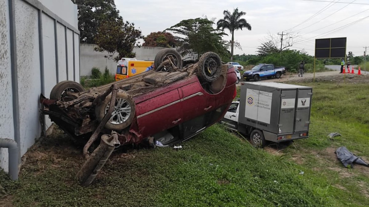 Versión. Según testigos, el carro perdió pista por exceso de velocidad.