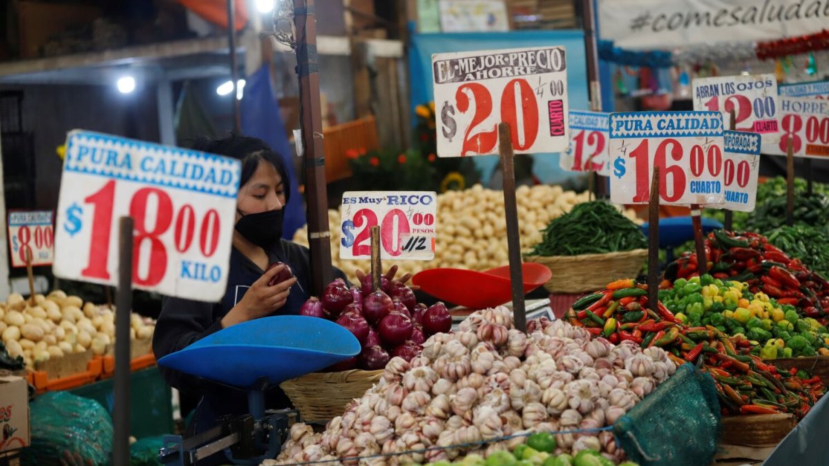 Una mujer vendiendo verduras en un mercado de Ciudad de México.