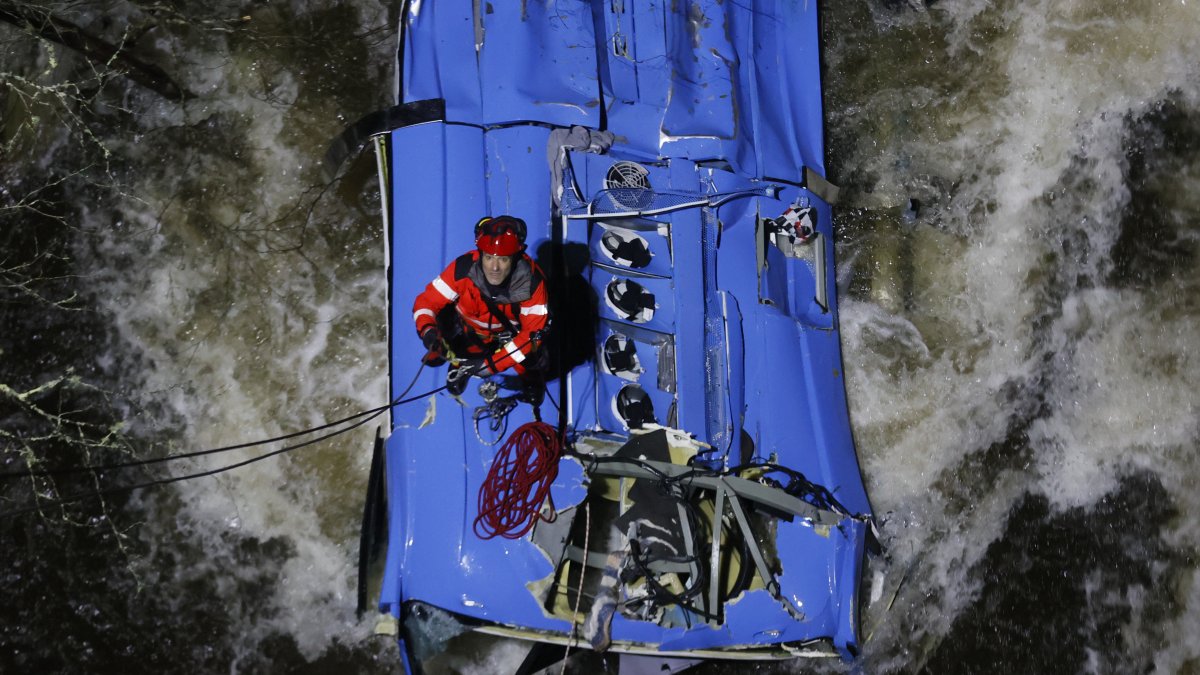 Escena. Los bomberos trabajan en el rescate de víctimas del autobús que se precipitó al río Lérez, tras caer de un puente, esta noche en Cerdedo-Cotobade (Pontevedra). 