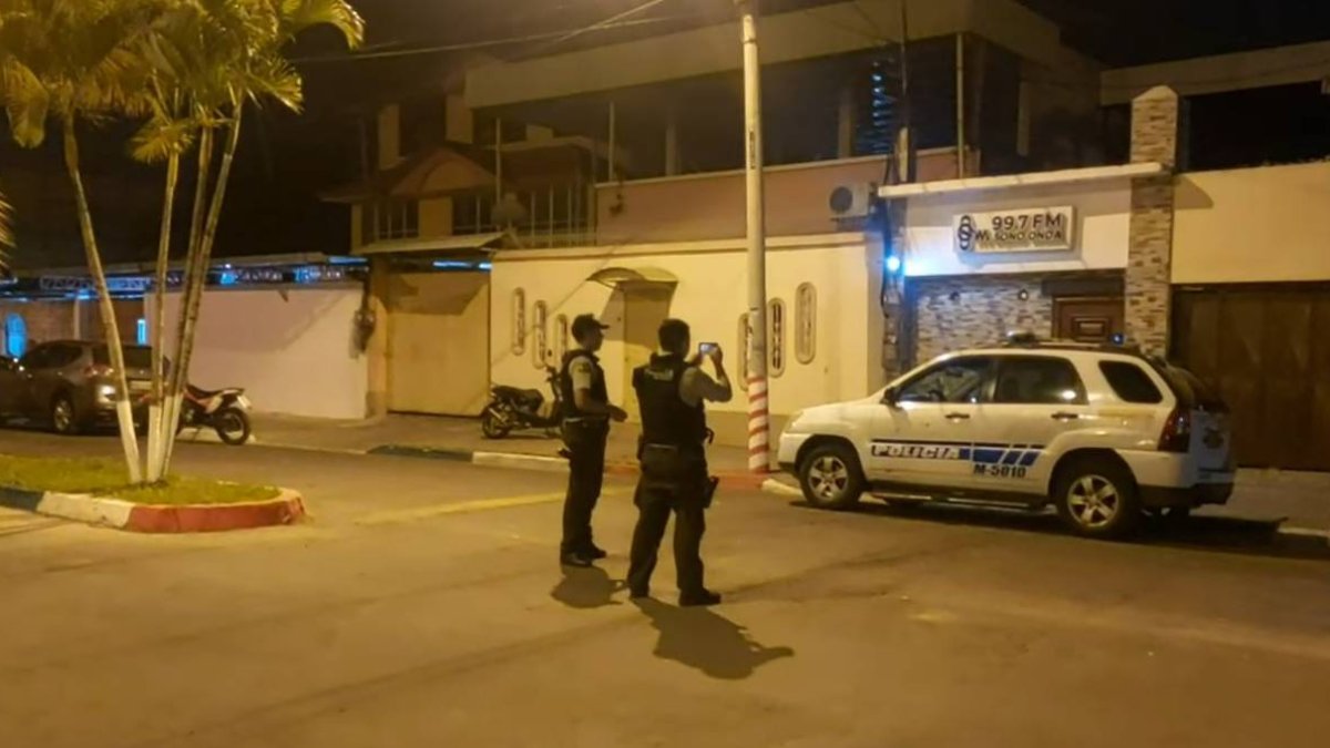 Investigación. Policías acudieron a la estación radial para recabar información sobre el atentado, el sábado.