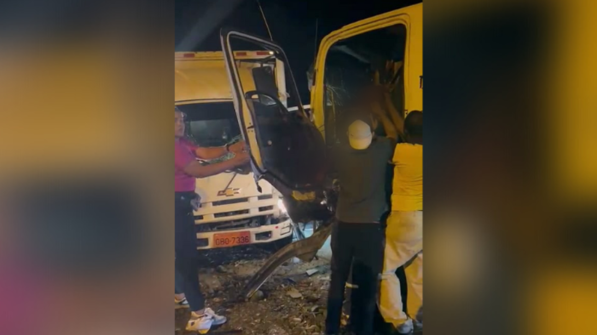 Ayuda. Transeúntes asistieron al conductor tras colisionar contra otro camión de carga pesada.