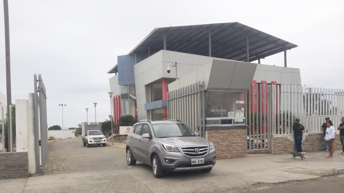 Tiempo. Deudos llegan hasta la morgue de Manta para realizar trámites y retirar el cuerpo de su familiar.