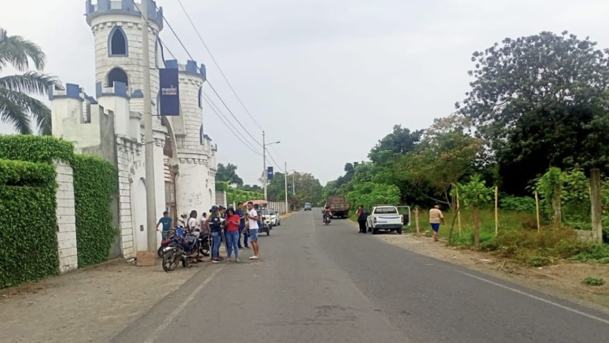 Escenario. El día del hecho, moradores del sector y transeúntes asistieron  a los accidentados.