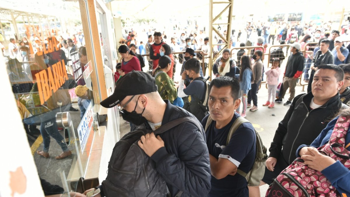 Filas. Familias enteras o solos llegaban hasta las boleterías sur y norte.