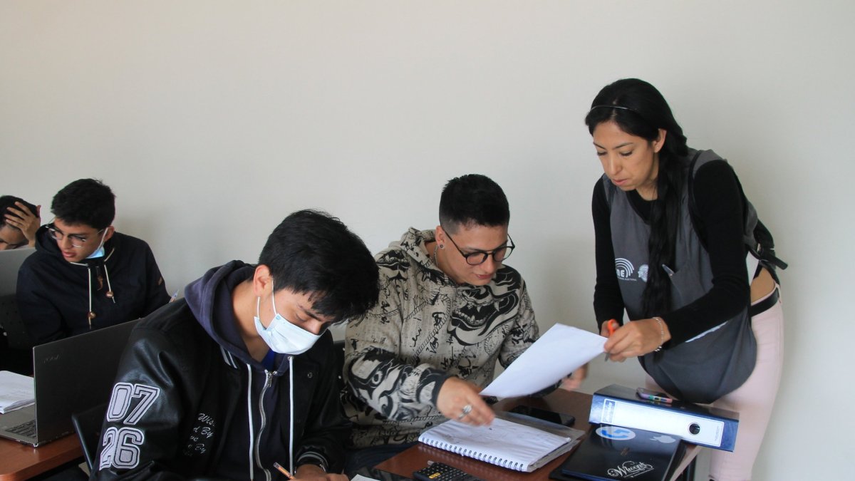 Proceso. Jóvenes que participan de las capacitaciones del CNE.