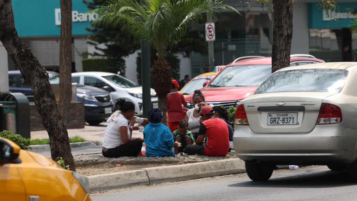 Desayuno. Marta Segura y su familia recibieron chocolate y sánduches desde un vehículo.