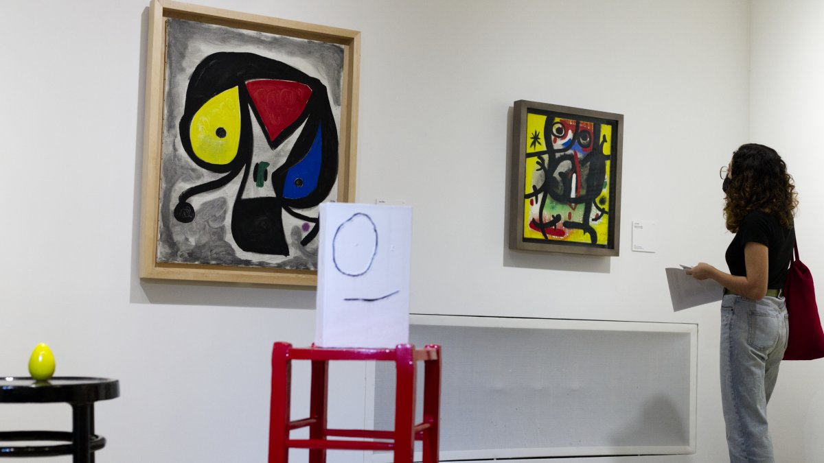 San Juan. Una mujer recorre la exposición ‘Universo Miró’, en la isla.