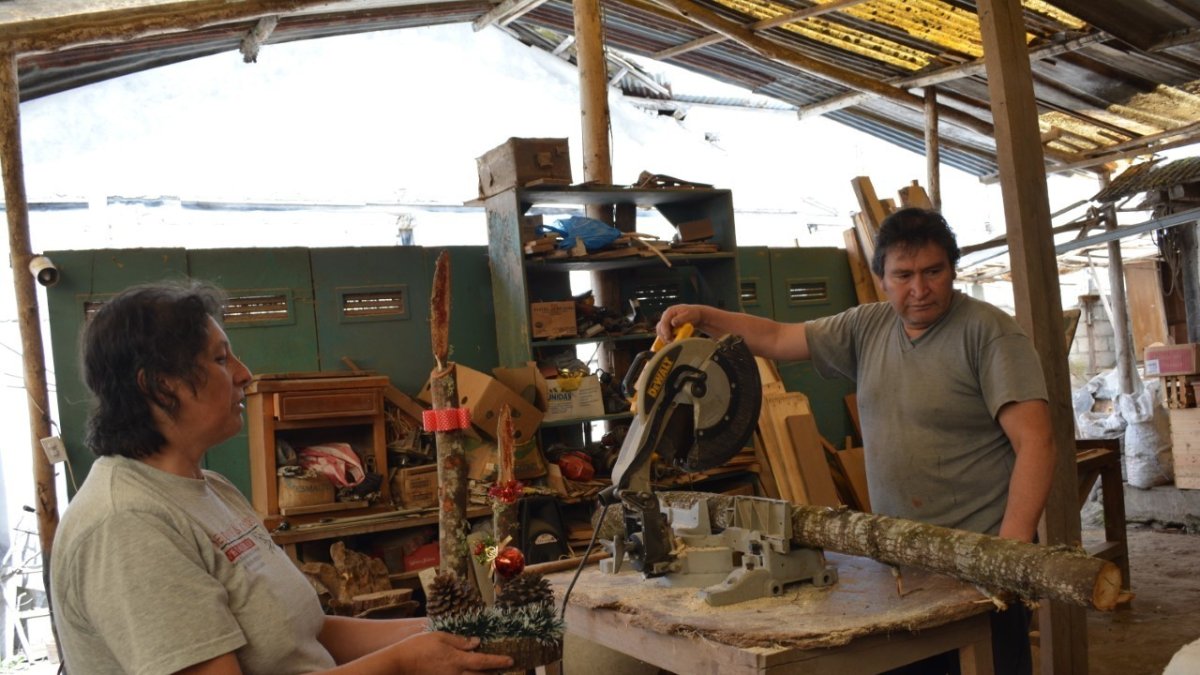 Píllaro. Los Robayo Lozada transforman la madera en vistosos objetos.