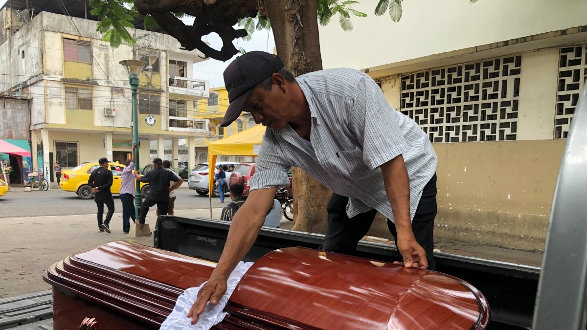 Partida. Su progenitor fue a retirar el cuerpo a la morgue de Babahoyo.