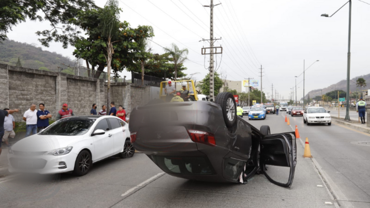 Uno de los dos coches quedó virado, con las llantas hacia arriba.