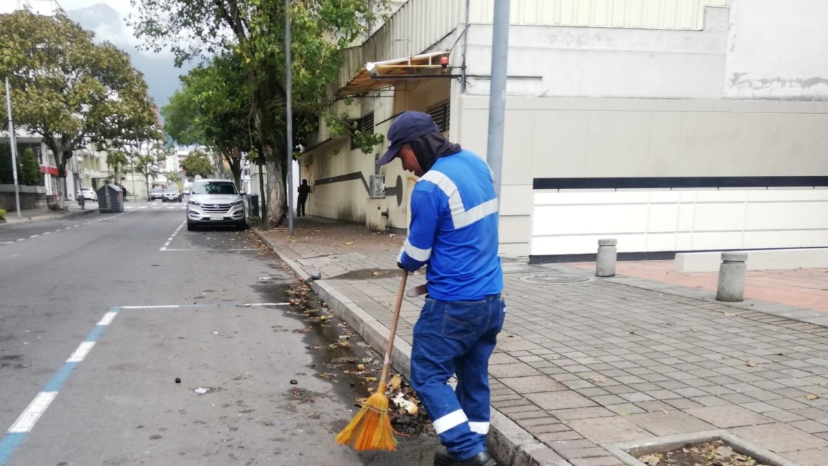 Difícil. Retirar los papeles de la calzada mojada es complicado.