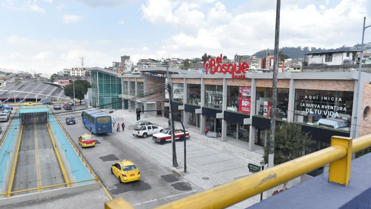 Sur. La Plaza Comercial Villaflora abrirá en el 2023, por ahora ya está operando la segunda tienda de muebles El Bosque. Tendrá un banco, farmacia, una cafetería, entre otros locales.