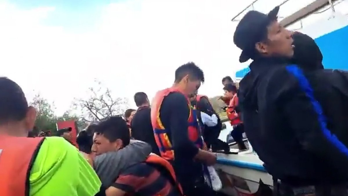 Ayuda. De las 40 personas que naufragaron, tres murieron.