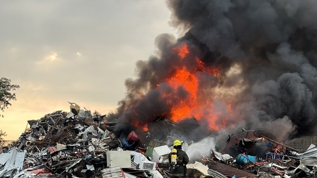Desperdicios. Desde un terreno lleno de chatarras se reportó una alarma.