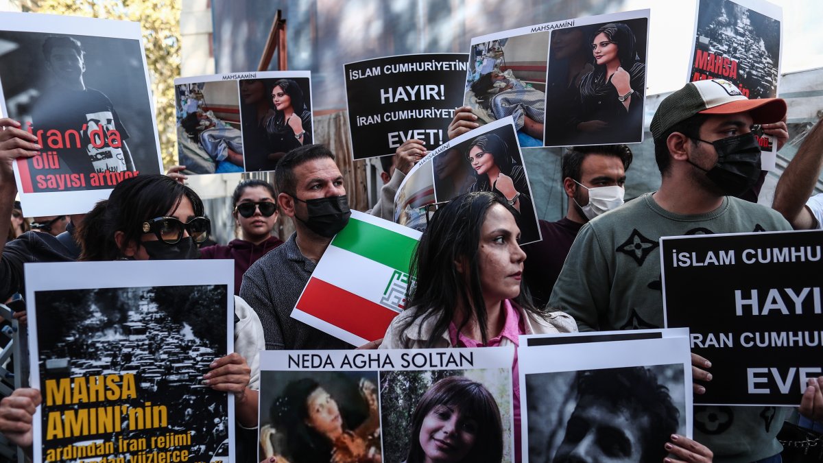 Protesta. Personas protestan por muertes y ejecuciones de régimen iraní.