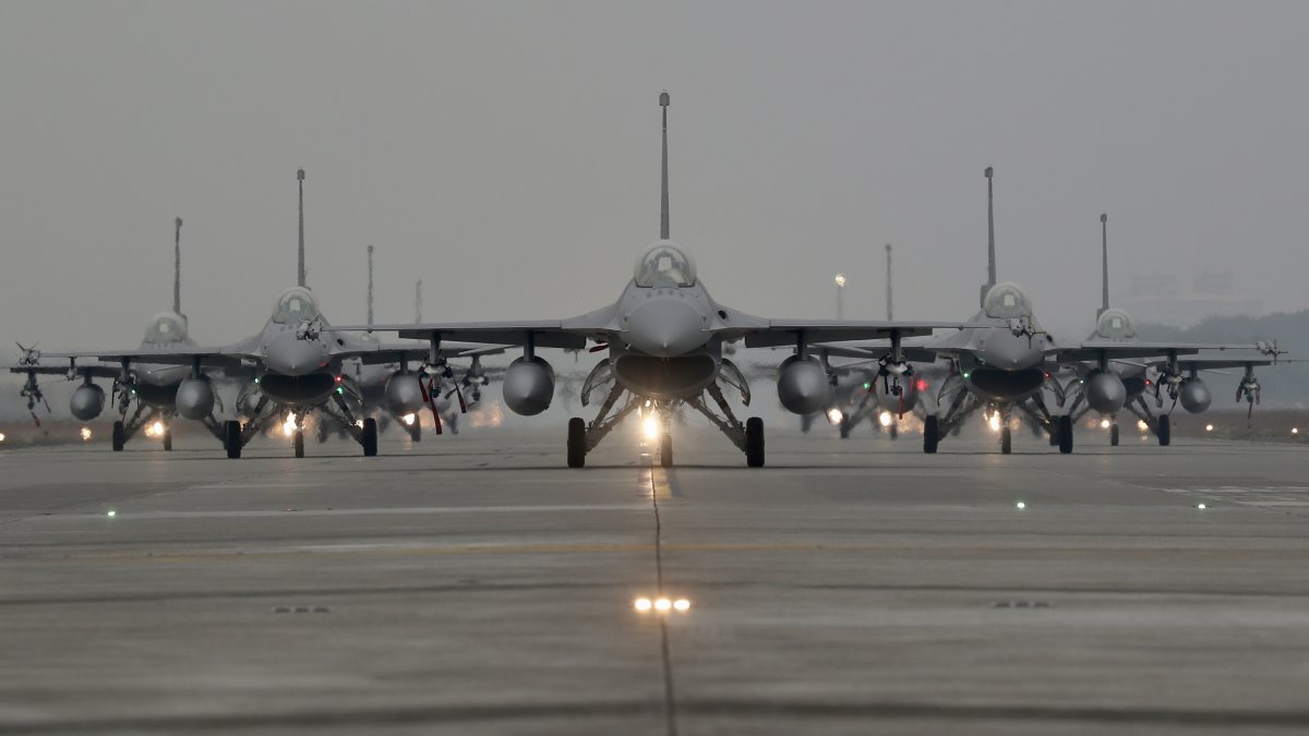 Foto de archivo de aviones de combate de la Fuerza Aérea de Taiwán durante un simulacro militar. EFE / RITCHIE B. TONGO