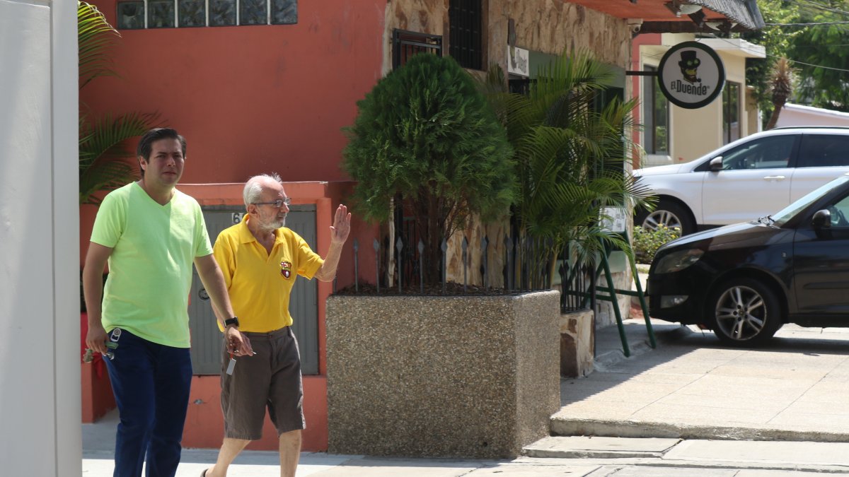 Vecinos. Un hombre y su padre salen a pasear juntos por la avenida del Rotarismo. Las familias han vuelto a las calles y se recuperó la convivencia en este sector.