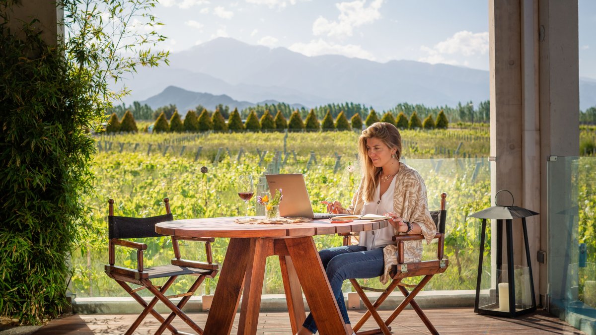 Fotografía cedida por Visit Argentina que muestra a una mujer mientras teletrabaja en Tunuyán, en la provincia de Mendoza (Argentina). EFE/
