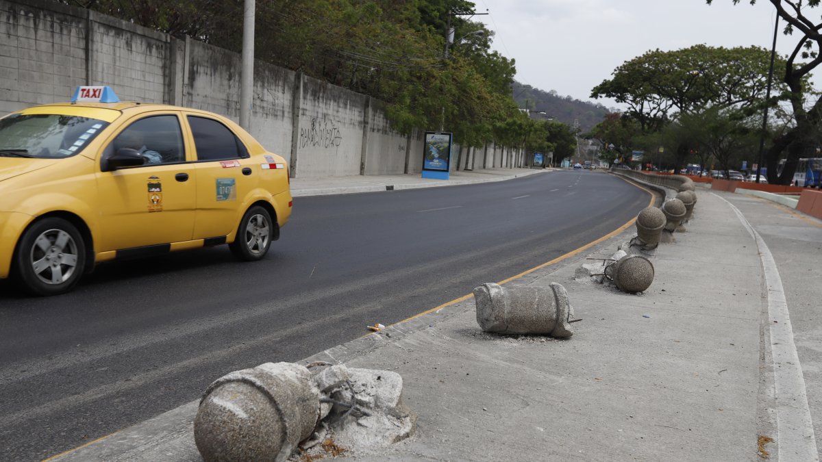 Bolardos derribados en la avenida Barcelona.