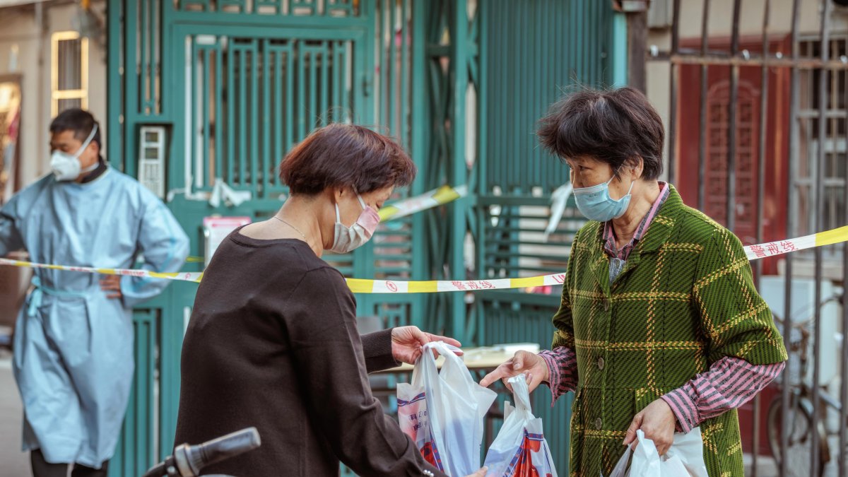 Los ciudadanos hacen las compras, pero con todas las medidas de seguridad