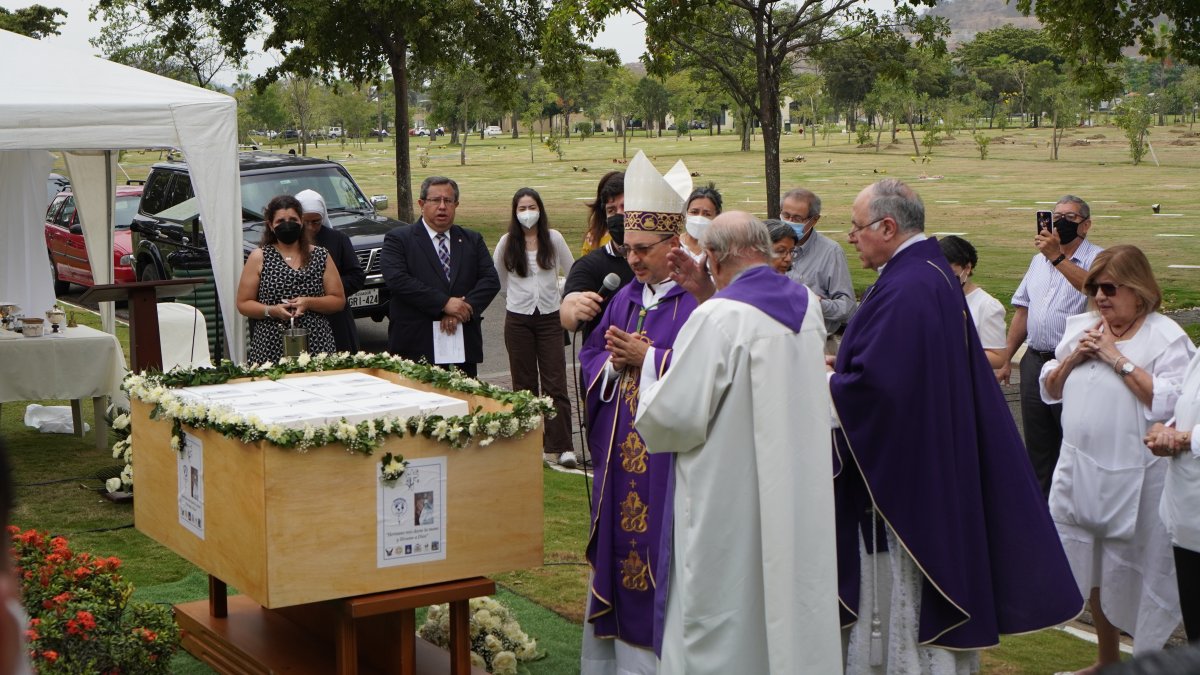 Acto. El 20 de diciembre se cumplió la inhumación de 96 nonatos.