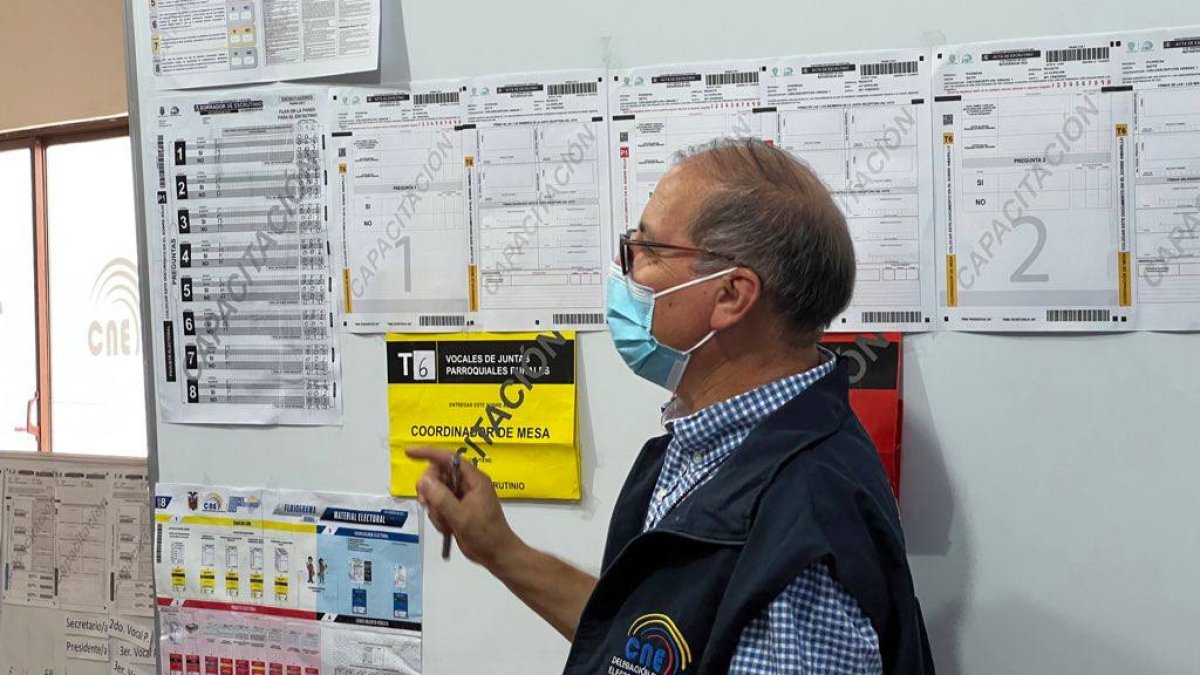 Capacitación. Un funcionario del CNE en una de las jornadas de inducción para los miembros de las mesas.