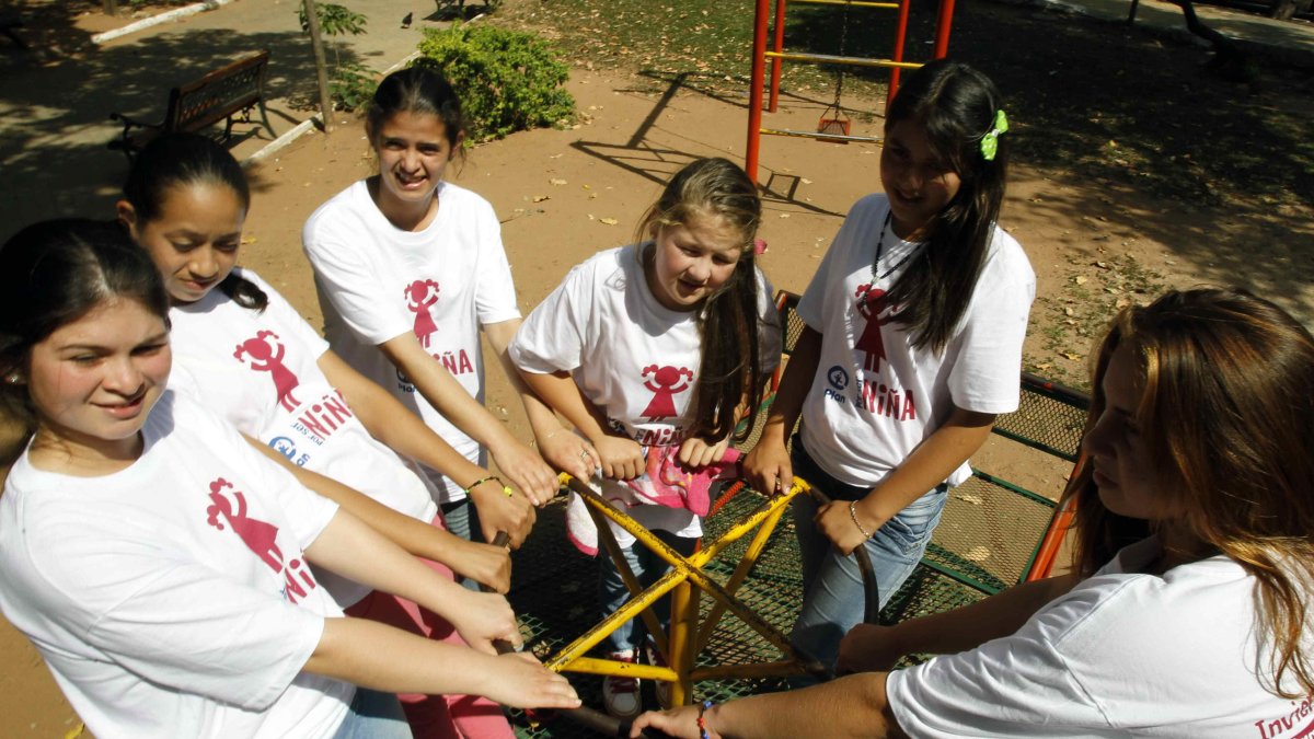 La violencia puede volverse mortal al llegar la adolescencia: la tasa regional de homicidios de niños y adolescentes (12,6 por 100.000) es cuatro veces mayor que el promedio mundial.