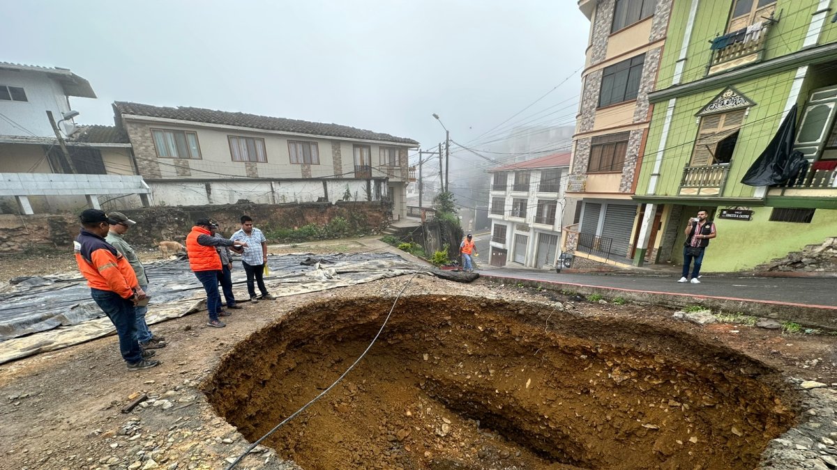 Trabajos. El Cuerpo de Ingenieros del Ejercito evalúa la zona donde se generó la subsidencia.