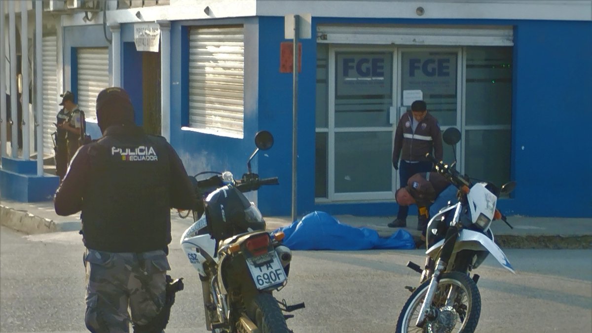 Los policías a la espera de que Criminalística retire el cuerpo del guardia de la Fiscalía.