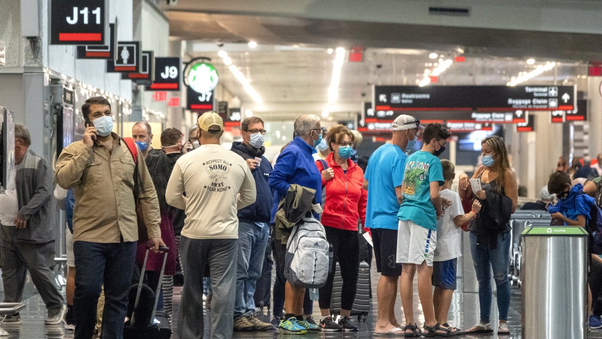Vista de pasajeros aguardando sus vuelos en el Aeropuerto Internacional de Miami, en una fotografía de archivo.