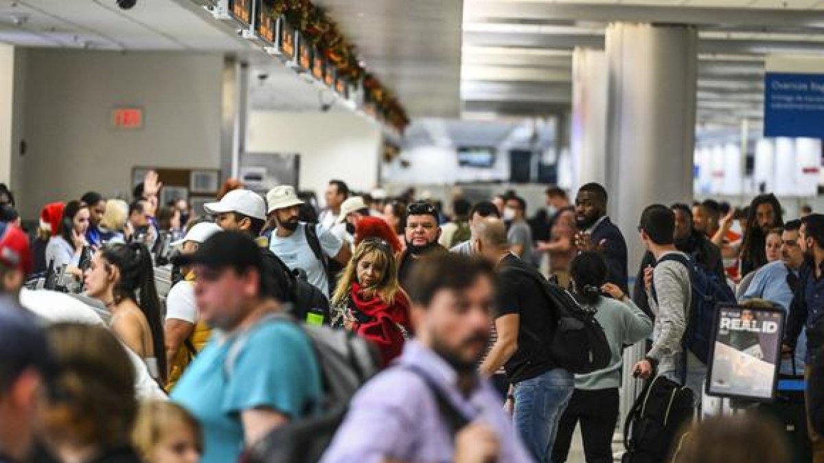 Los viajeros hacen fila para registrarse en el Aeropuerto Internacional de Miami durante una tormenta de invierno antes de las vacaciones de Navidad en Miami, Florida, el 23 de diciembre de 2022.