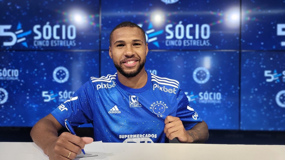 Wesley mientras estampa la firma que lo liga con el Cruzeiro.