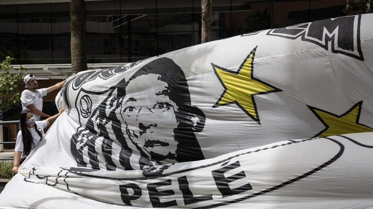 Aficionados de la Torcida Jovem del Santos hacen una vigilia por la salud del exfutbolista brasileño Pelé, el 4 de diciembre de 2022, frente al Hospital Albert Einstein, en Sao Paulo (Brasil).