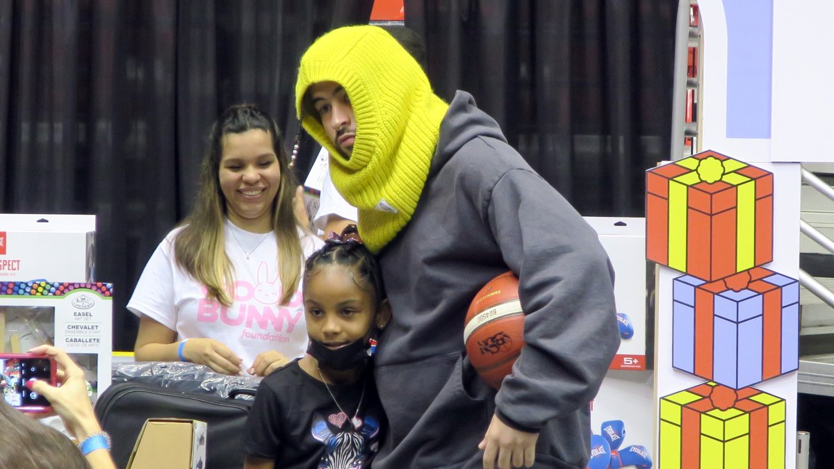 El artista puertorriqueño Bad Bunny participa en la entrega de regalos navideños por parte de su Fundación Good Bunny, en el Coliseo Roberto Clemente de San Juan, Puerto Rico.