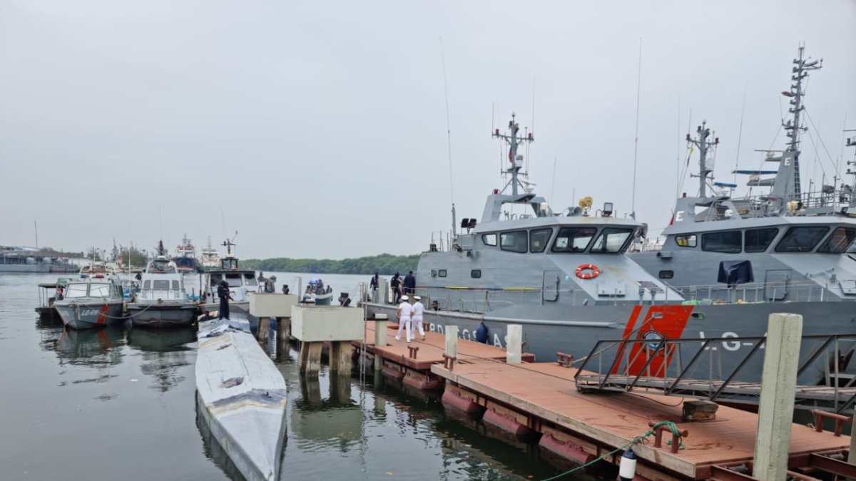 El semisumergible llevaba decenas de bultos que contenían bloques de droga, según las auoridades.