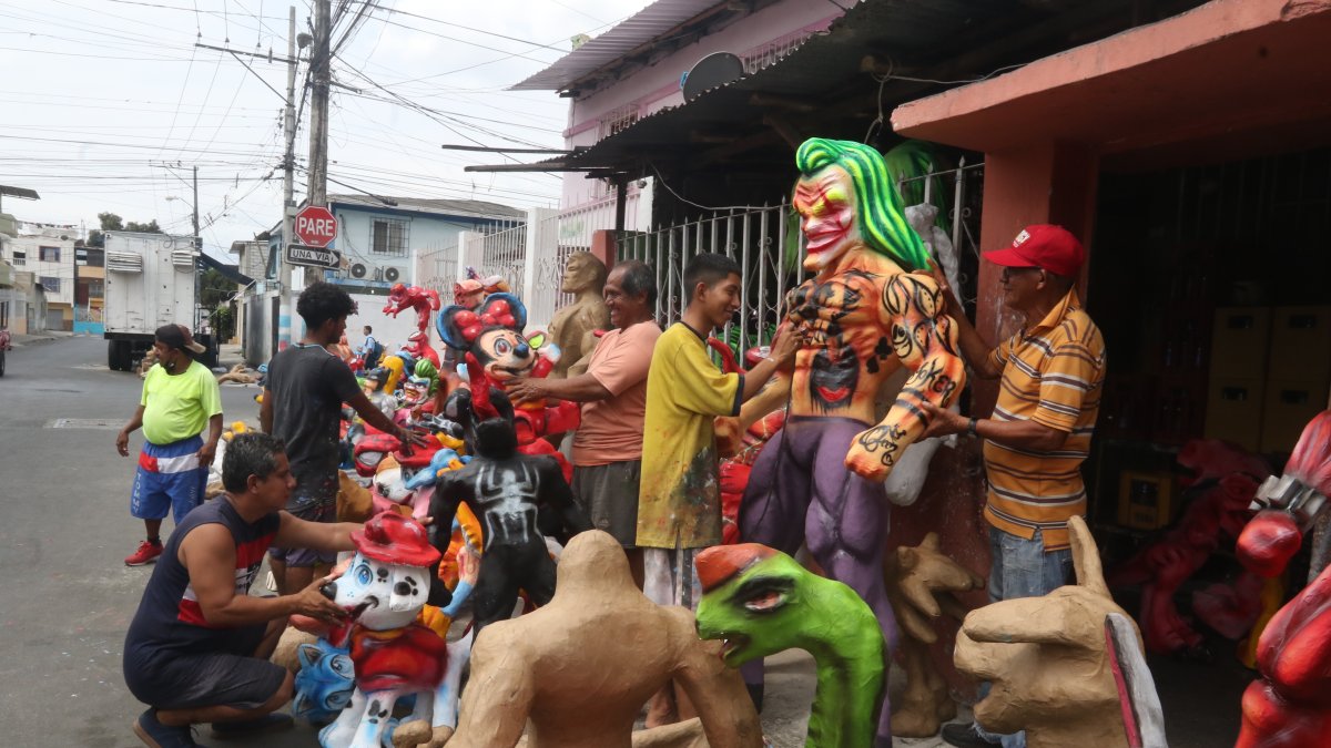 Más de 20 integrantes de un solo clan crean las miles de figuras al año