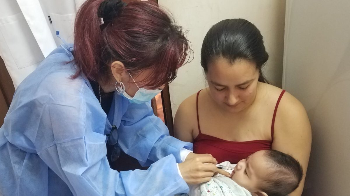 La vacunación completa de los niños con el esquema regular es una forma eficaz de prevenir enfermedades, reiteran los médicos..